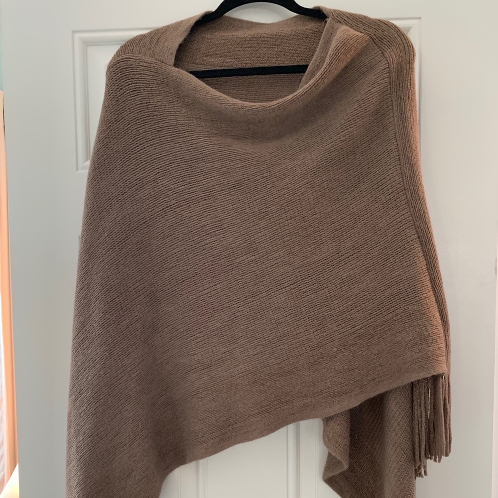 Cute shimmery shawl! NWT